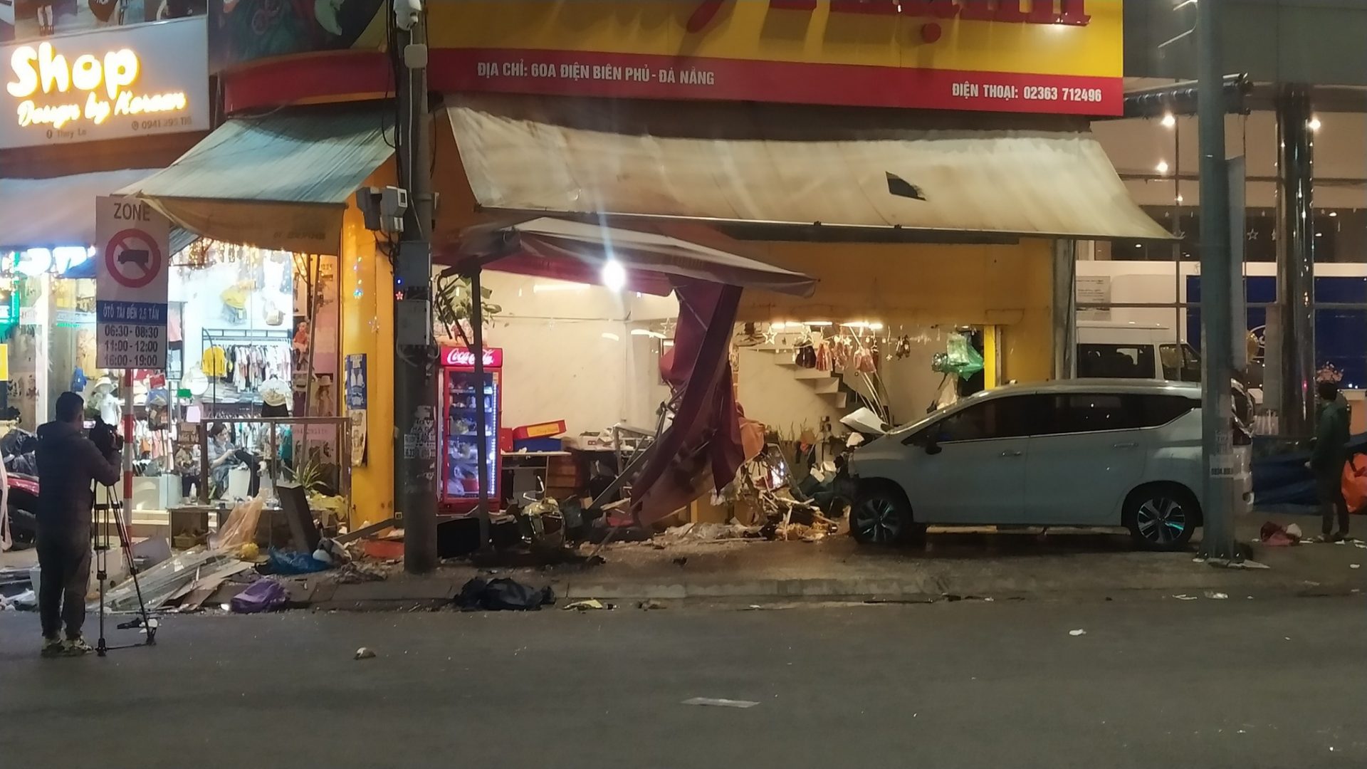 Ô tô "điên" lao vào tiệm bánh mì làm 6 người bị thương 01